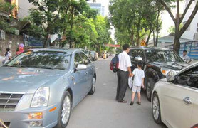 'Xẻ thịt' lòng đường khu đô thị, con trẻ thành nạn nhân