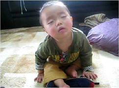 Clip: Em bé vừa ăn vừa ngủ gật hớp hồn dân mạng