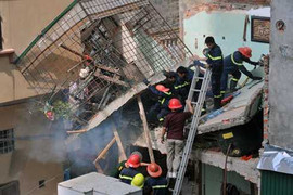 Clip: Nổ bình gas thổi bay quán bia ở Hà Nội