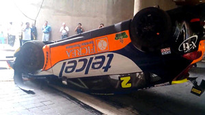 Tai nạn ngớ ngẩn khiến ôtô tiền tỷ nát bét