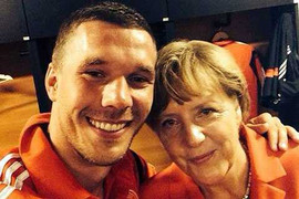 Thủ tướng Đức ăn mừng đại thắng cùng 'cỗ xe tăng'