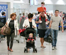 Vợ con sang Brazil 'kèm chặt' Rooney