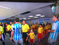 Messi 'vô tâm' khiến fan nhí nước mắt chảy dài