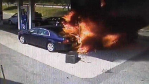 Cảnh sát mặc thường phục lao vào cây xăng cháy rực cứu người