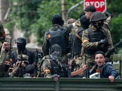 Dân quân Lugansk đột nhập kho vũ khí, lấy hàng trăm khẩu súng