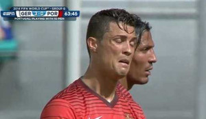 Joachim Low ngoáy mũi, bắt tay an ủi Ronaldo