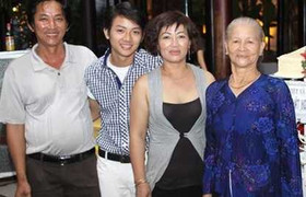 Mẹ Hoài Lâm liên tục khóc khi chia sẻ về con trai