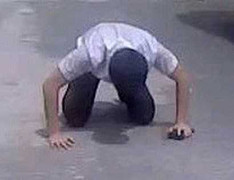 Khóc lóc, quỳ lạy vẫn bị chém tới tấp không dừng