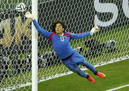 Clip: Ochoa xuất thần, chấp cả tuyển Brazil
