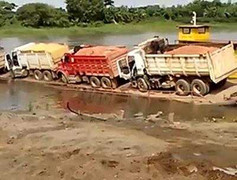 Clip: 4 xe tải cùng lật xuống sông