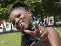 Hát 2 bài trong lúc phẫu thuật cổ họng