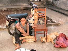 Đi trộm chó, 'tiện thể' vung kiếm cướp điện thoại