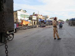 Ngã xuống đường, đôi nam nữ bị xe container cán chết