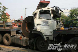 'Hung thần' đụng nhau, hàng loạt xe máy bị nghiền nát