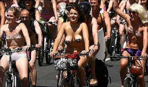 Clip: Hàng ngàn người khỏa thân đạp xe trên phố
