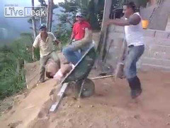 Há hốc mồm với cách đánh thức đồng nghiệp kiểu... công nhân