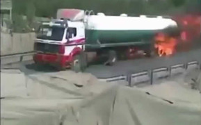 Kinh hoàng xe bồn vừa chạy vừa cháy rực như phim hành động