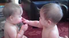 Cười vỡ bụng màn tranh giành núm vú giả của hai bé sinh đôi