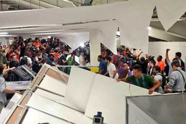 CĐV Chile quá khích, đập phá Trung tâm báo chí