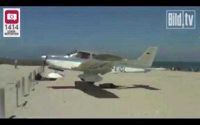 Clip: Máy bay suýt đâm người nằm trên bãi biển