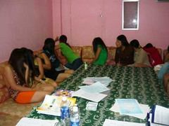 Gái mại dâm đu cột từ tầng 4 xuống đất trốn công an