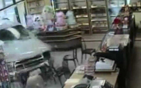 Kinh hoàng ô tô điên 'ủi' tung cửa hàng