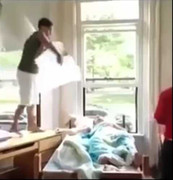 Những màn 'chơi khăm' bạn thân quái dị nhất