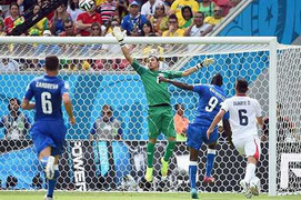 Clip: Balotelli bỏ lỡ cơ hội vô cùng ngon ăn