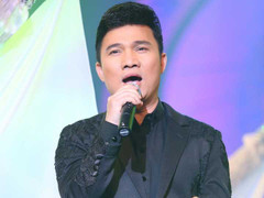 Quang Linh hát trong đêm nhạc Thanh Sơn