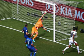 Clip bàn thắng: Bryan Ruiz tạo địa chấn, làm tung lưới Italia