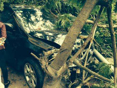 Hà Nội: Ô tô 'điên' đâm cột điện, lao vào cửa hàng