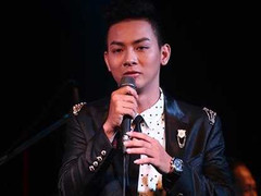 Hoài Lâm nhai kẹo cao su hát xẩm