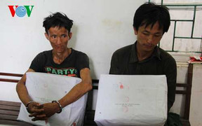 Bắt giữ 2 người Lào vận chuyển 40 bánh heroin