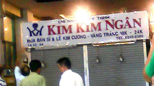 TP.HCM: Sập trần nhà trong trung tâm thương mại