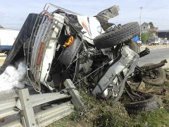 Tàu hỏa tông xe tải nát bét, dùng xà beng giải cứu tài xế