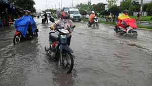Người Cần Thơ bì bõm 'lội sông' sau mưa lớn