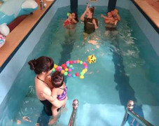 Chi tiền triệu cho con dưới 1 tuổi học bơi kiểu Tây