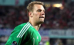 Neuer 'làm xiếc' với bóng khiến fan thót tim