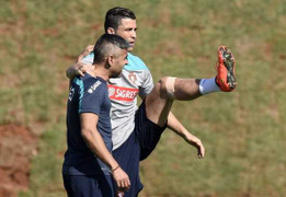 Ronaldo: Còn 1 chân, tôi cũng đá