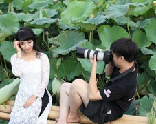 Lội bùn chụp ảnh sen, phó nháy kiếm tiền triệu