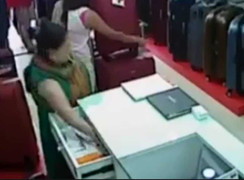 Quý bà vào shop trộm tiền nhét vào ngực bị camera ghi lại