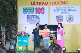 Trao thưởng khách hàng trúng tivi trị giá 100 triệu đồng