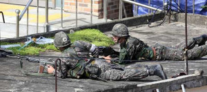 Tự tử bất thành, binh sĩ Hàn Quốc nã súng vào đồng đội bị bắt