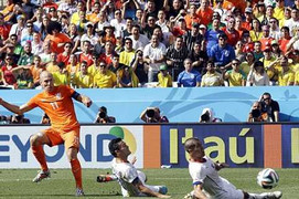 Clip: Robben dẫn bóng nửa sân, làm chao đảo hàng thủ Chile