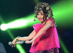 Clip: Thu Hường 'lột xác' trên sân khấu X Factor