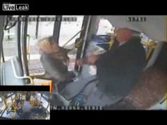 Clip: Tài xế xe buýt đánh cụ bà