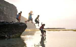 Rủ nhau tắm biển, hai học sinh bị sóng cuốn trôi