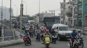 Đổ dốc xuống cầu ở Sài Gòn gặp ngay...'thần chết'