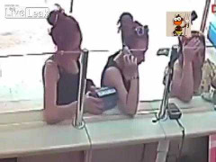 Chân dài trộm hộp tiền ở quầy giao dịch bị camera ghi lại