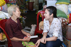 Ngọc Hân đến thăm cụ già cưu mang chó mèo vô chủ